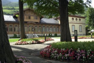 En 2001, le casino de Saxon ne parvient pas à décrocher sa concession et devra stopper ses activités l'année suivante